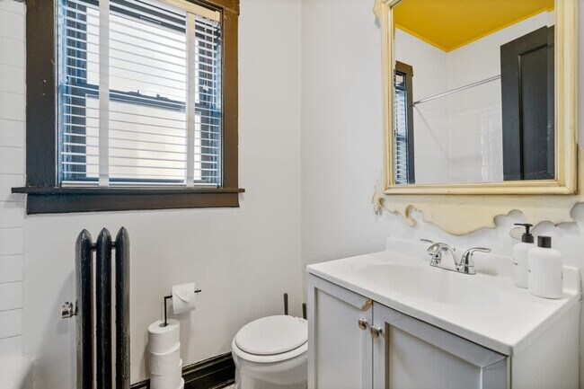 Building Photo - 3545 N Janssen Ave