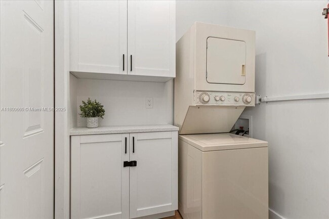 Building Photo - 6532 SW 59th Ct