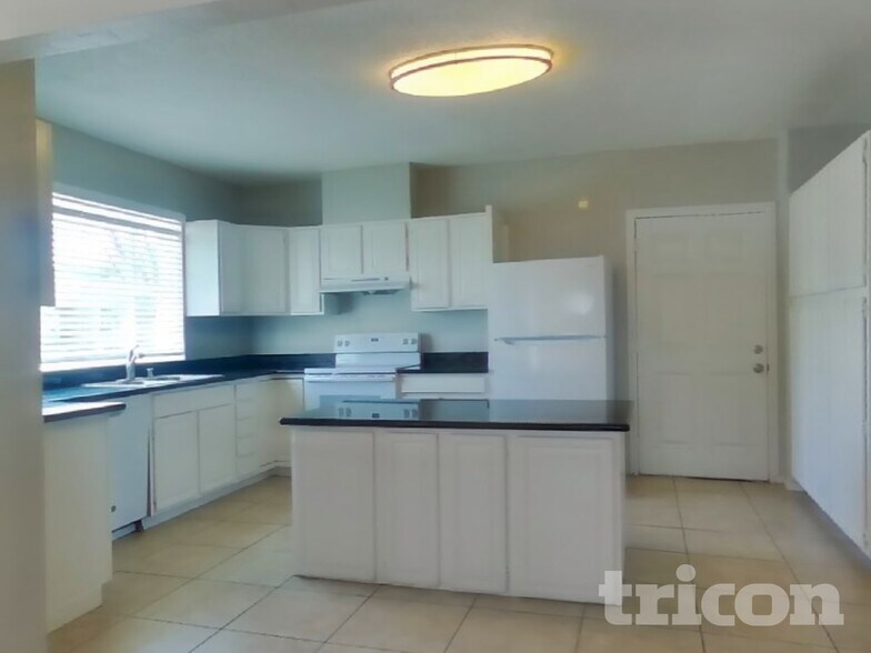 Building Photo - 573 Laurel St