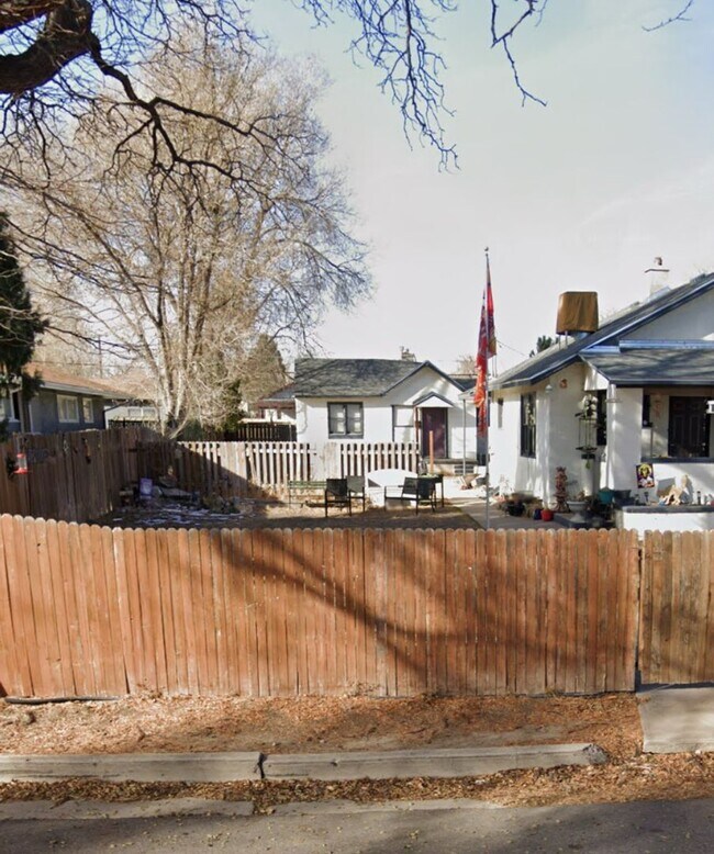 Primary Photo - 1921 Claremont Ave