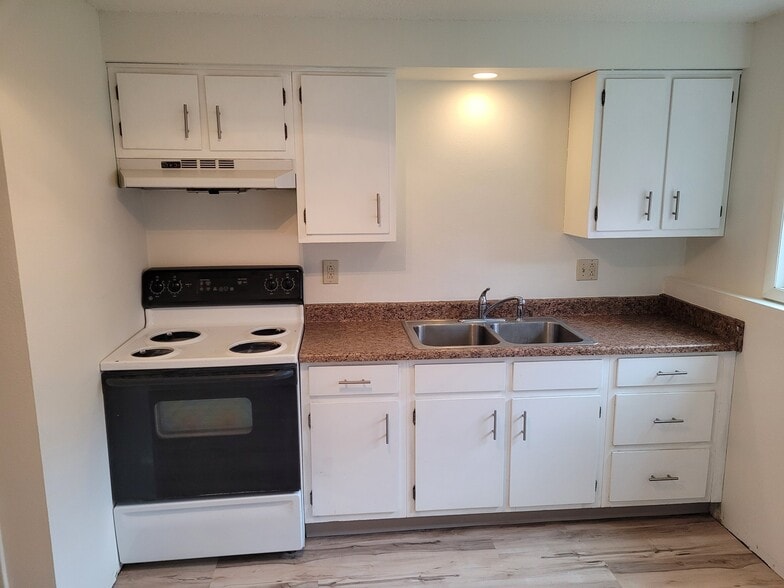 Building Photo - 520 N 19th Ave