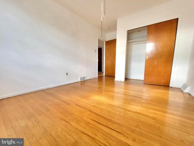 Building Photo - 628 W Providence Rd