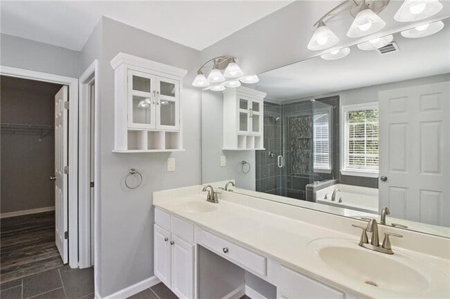 Building Photo - 2011 Chelton Way SE