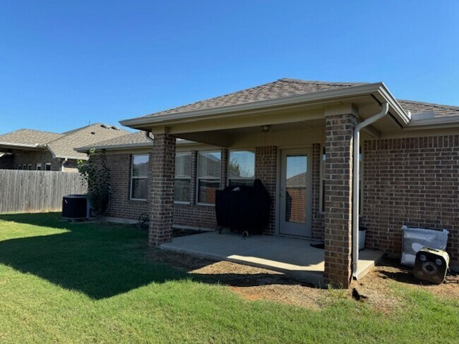 Building Photo - 3 bed 2 bath located in Norman, with neighborhood amenities!
