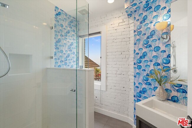 Building Photo - 2700 Glendower Ave