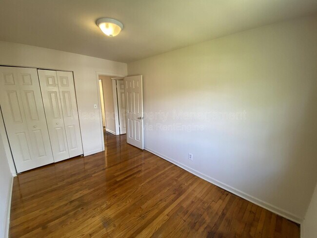 Building Photo - 706 Olde Greenwich Cir