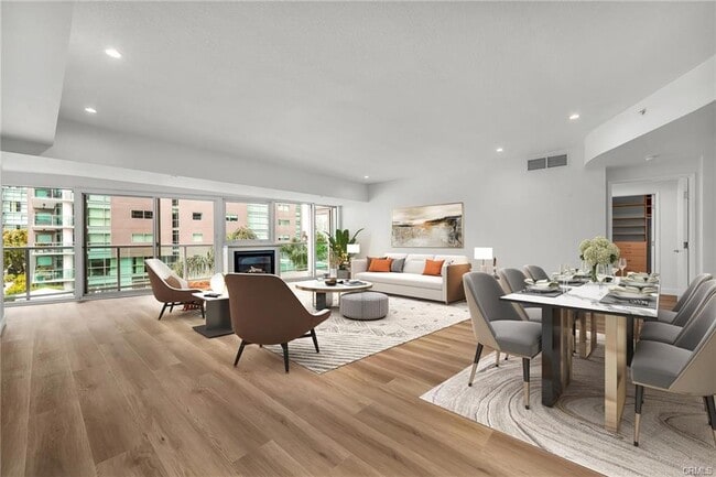 Building Photo - 13600 Marina Pointe Dr