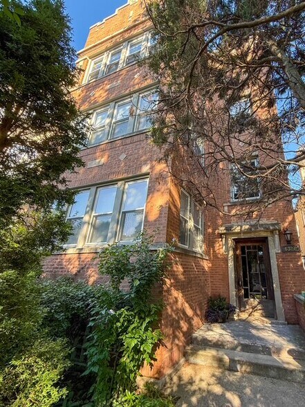 Building Photo - 6327 N Oakley Ave