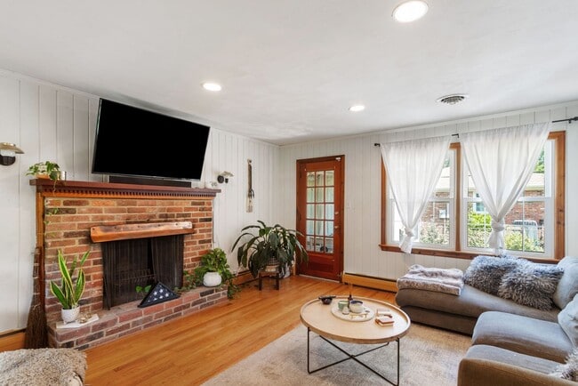 Building Photo - Thoroughgood