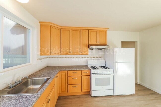 Building Photo - 365 W 12th St