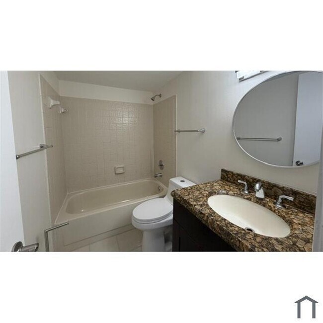 Building Photo - 819 Twin Lakes Dr