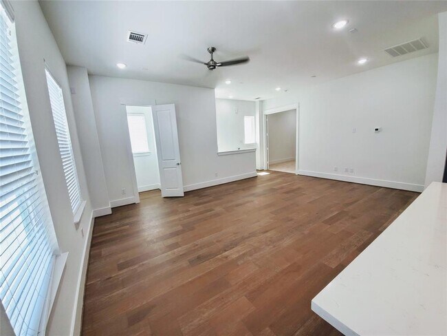 Building Photo - 311 Cyclamen St