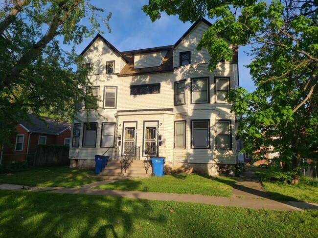 Building Photo - 731 W 3rd St