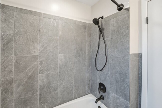 Building Photo - 17 Willowick Dr