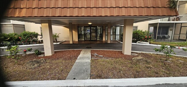 Building Photo - 4168 Inverrary Dr