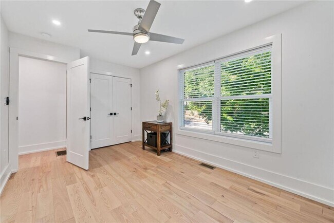 Building Photo - 320 Kelso Dr SW