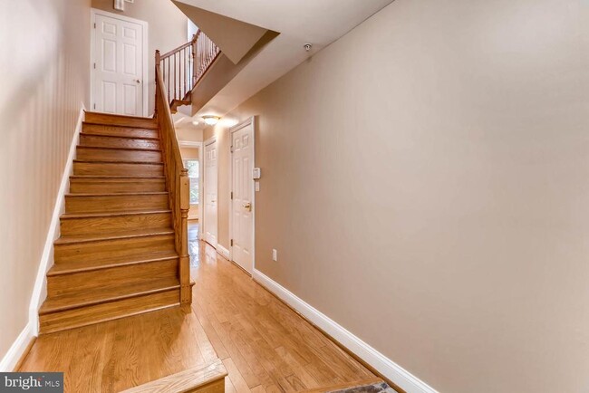 Building Photo - 1290 Harbor Island Walk