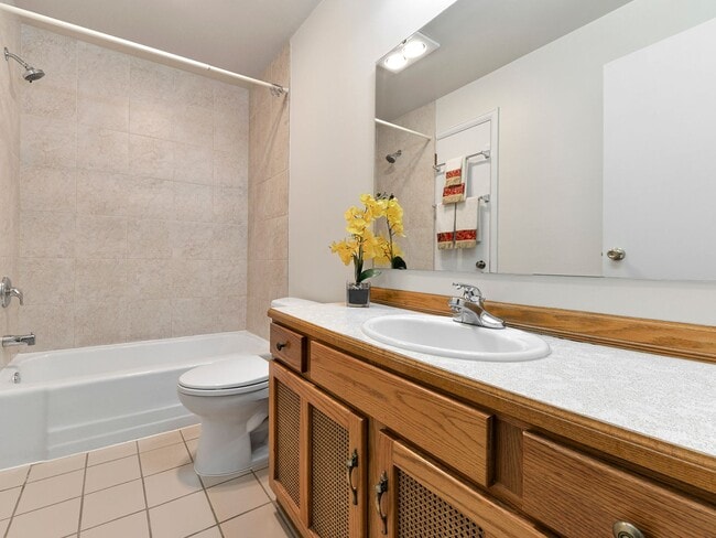 Building Photo - Beautiful One Level 2+ Bedroom Cottage in Renton!