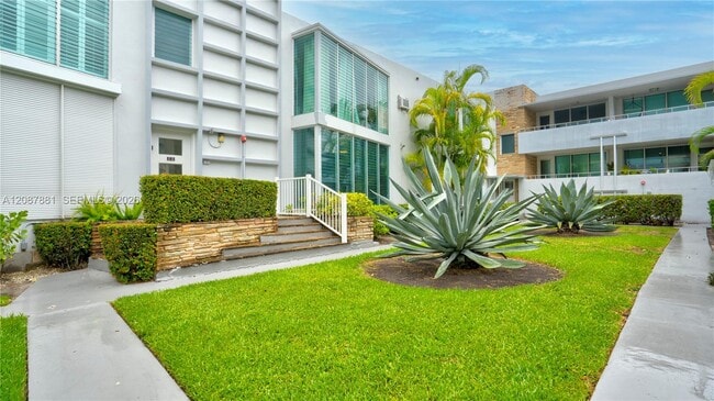 Building Photo - 10178 Collins Ave