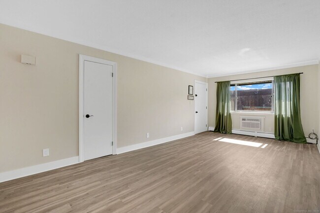 Building Photo - 549 Russell Rd