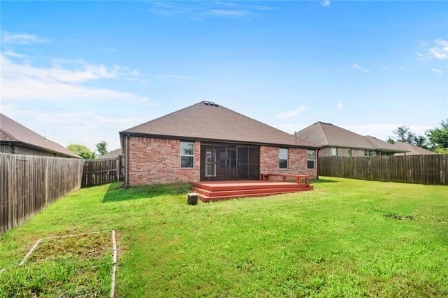 Building Photo - 904 SW Caprington St