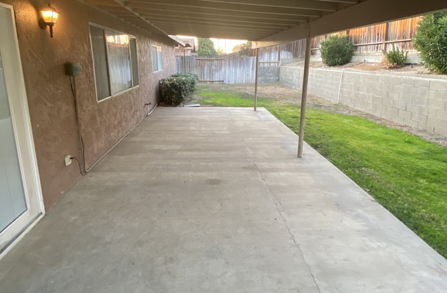 Building Photo - Large 3 Bedroom, 2 Bath Home on NE