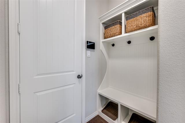 Building Photo - 1016 Lake Sierra Wy