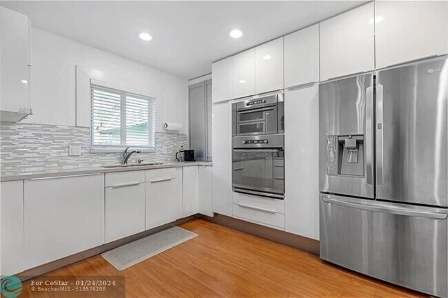 Building Photo - 812 E Cypress Ln