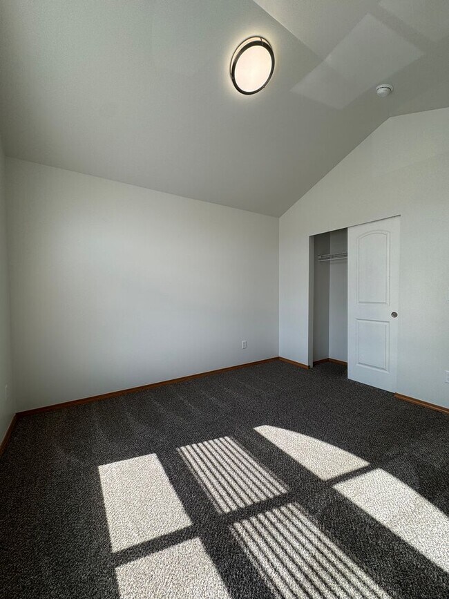 Building Photo - Large 4 Bed Rental in Established Neighborhood