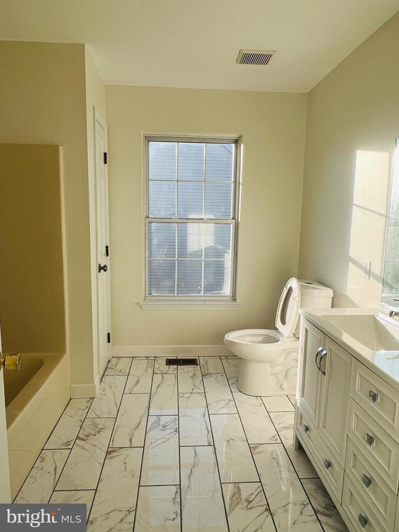 Building Photo - 102 Sweethollow Dr