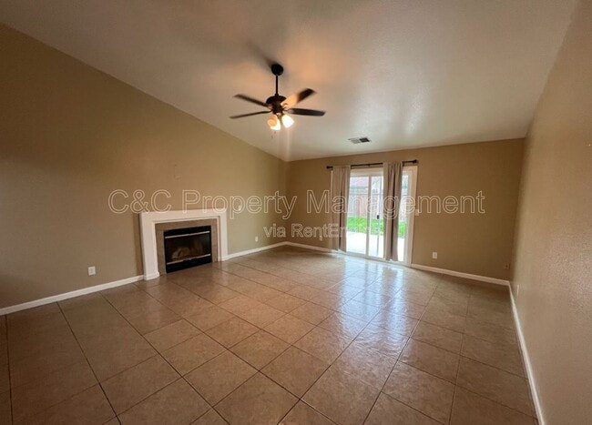 Building Photo - 3371 N Forestiere Ave