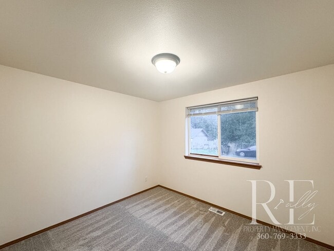 Building Photo - Freshly Updated Duplex with Private Yard & Garage on Quiet Dead-End Street