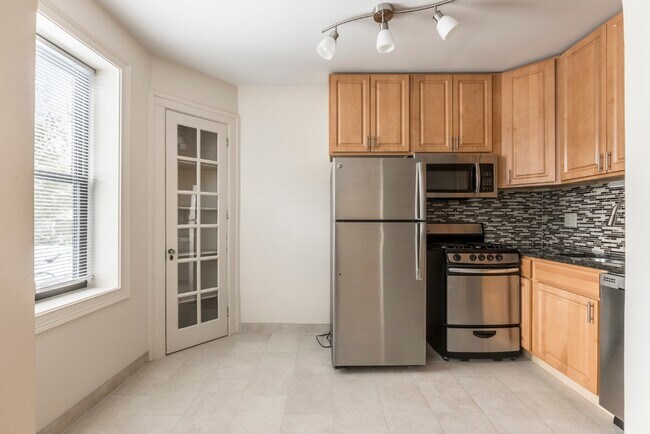 Building Photo - 1824 N Lincoln Park W