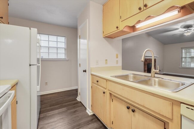 Building Photo - 1901 Gina Dr