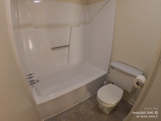 Full Bath - 3137 Josephine St