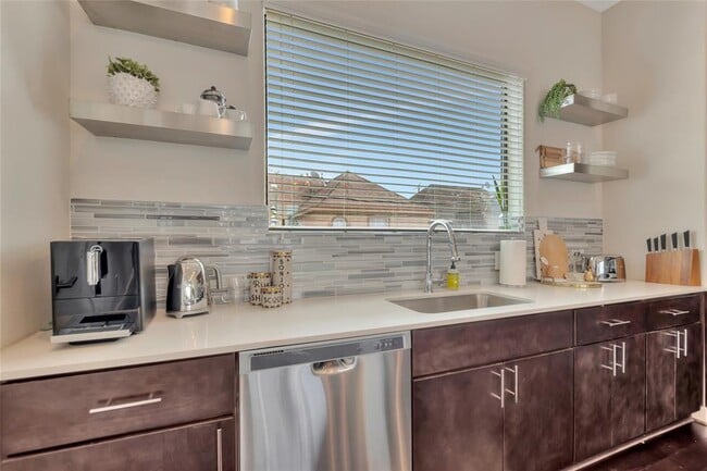 Building Photo - 3210 N MacGregor Way