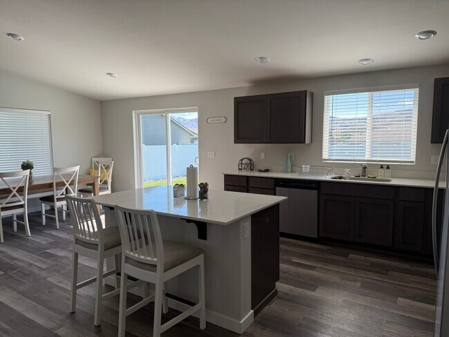 Building Photo - 170 Manzanita Dr
