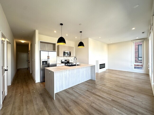 Building Photo - 6340 W Belmont Ave