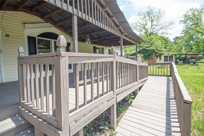 Building Photo - 613 River Rd