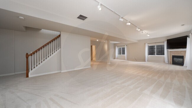 Building Photo - Gorgeous Rancher Located in University Bluffs