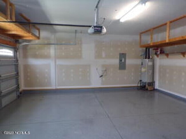 Building Photo - 4 Bedroom 2.5 Bathroom home located in Carolina Subdivision