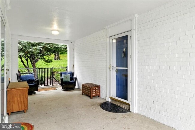 Building Photo - 1006 Valley Dr