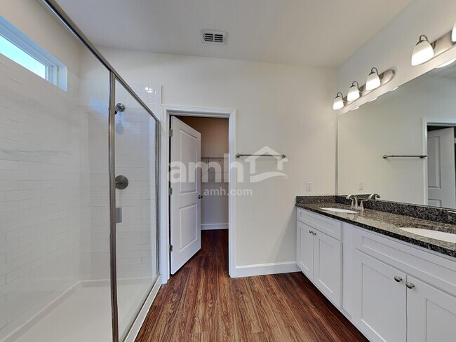 Building Photo - 2433 S Park Ave