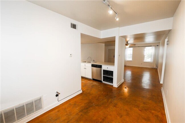 Building Photo - 1305 Lorrain St