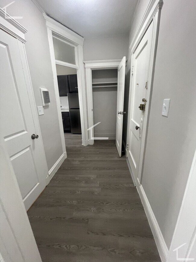 Building Photo - 7/1 No Fee! Nicely updated Studio near Green Line!