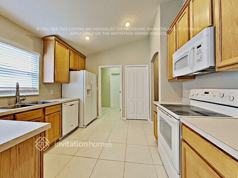 Building Photo - 8071 Kingswood Way