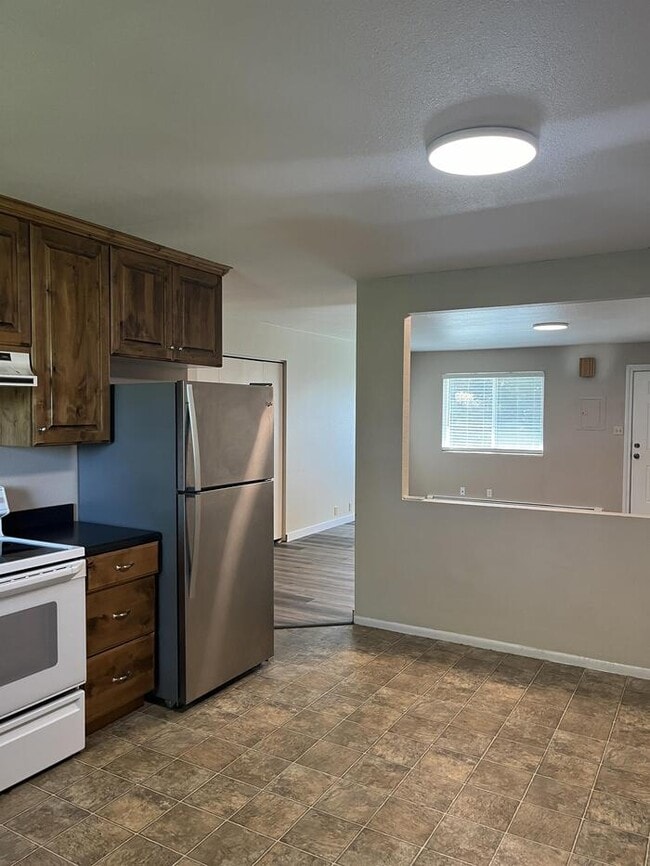 Building Photo - 570 N 300 E
