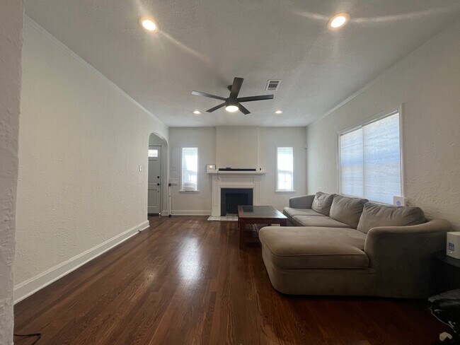 Building Photo - 2 minutes away from Rhodes College! Beautifully Renovated! Pets are owner's approval, fees do apply.