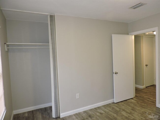 Building Photo - 220 E Highland Dr