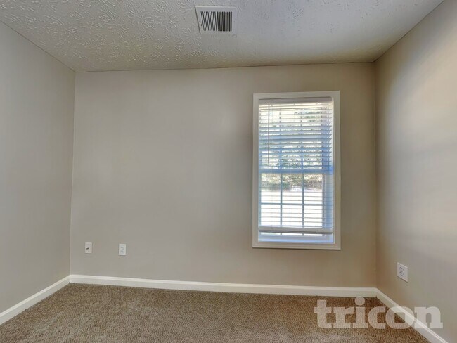 Building Photo - 714 Manor Ridge Dr